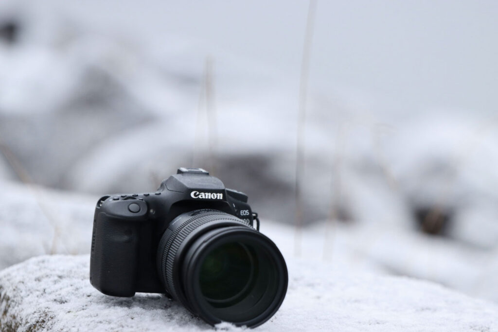 Canon camera in de sneeuw