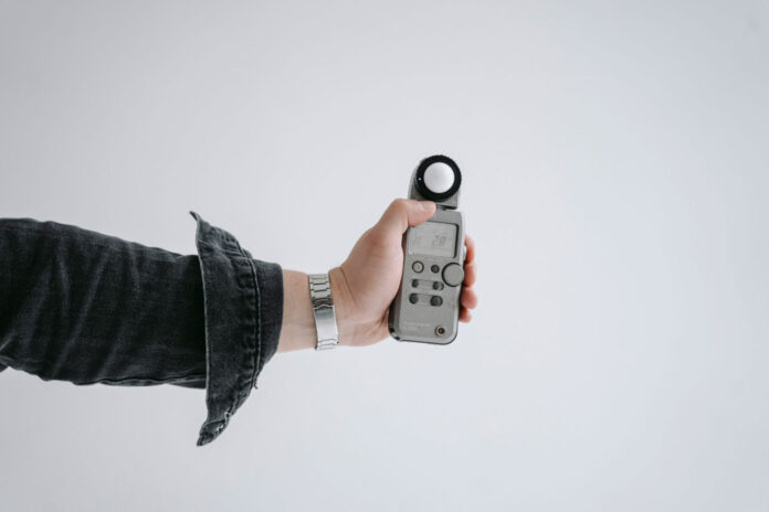 lichtmeter in handen van fotograaf