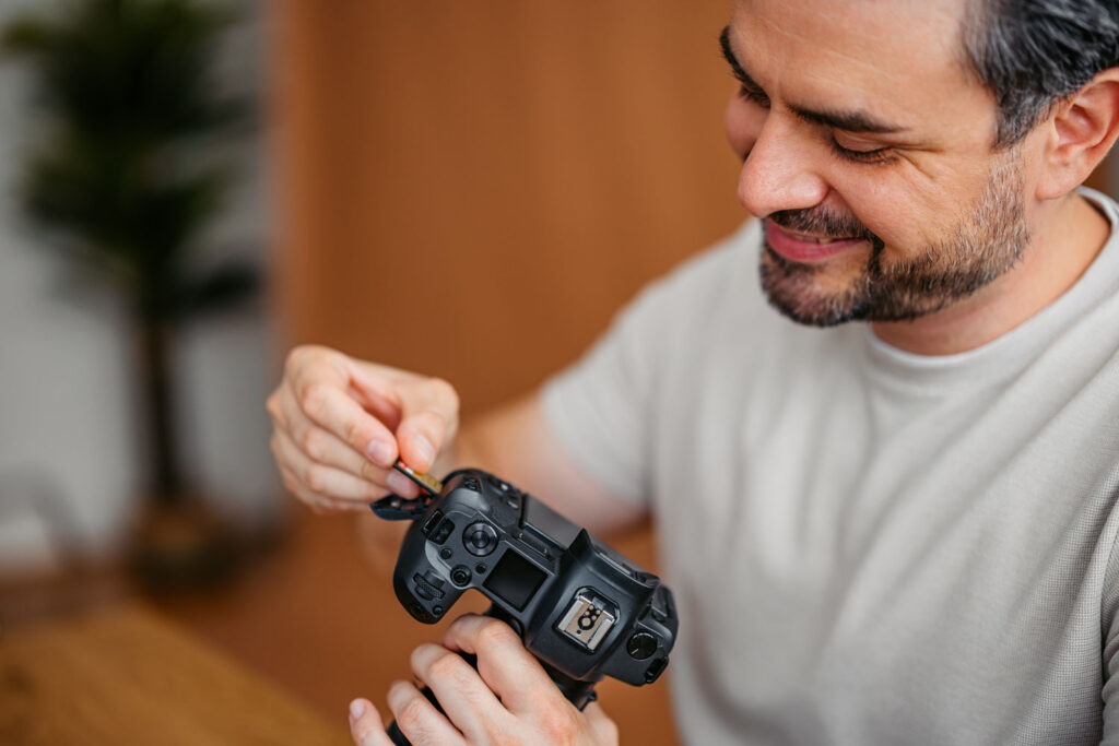 fotograaf neemt SD kaart uit camera
