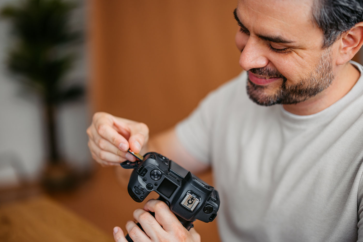 fotograaf neemt SD kaart uit camera