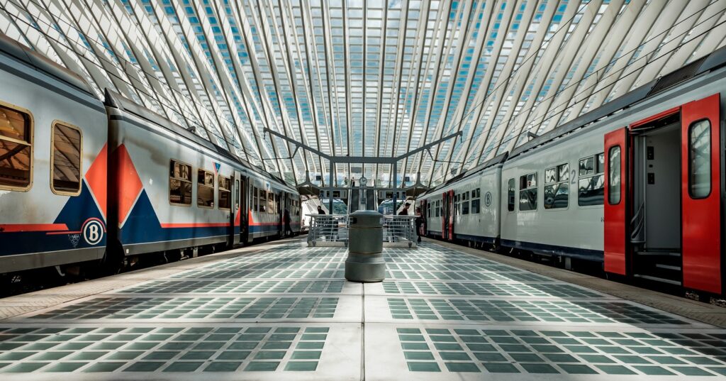 Luik Guillemins perron met treinen