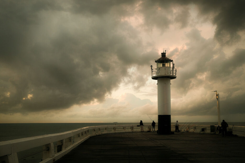 vuurtoren foto met donkere wolken aan de hemel