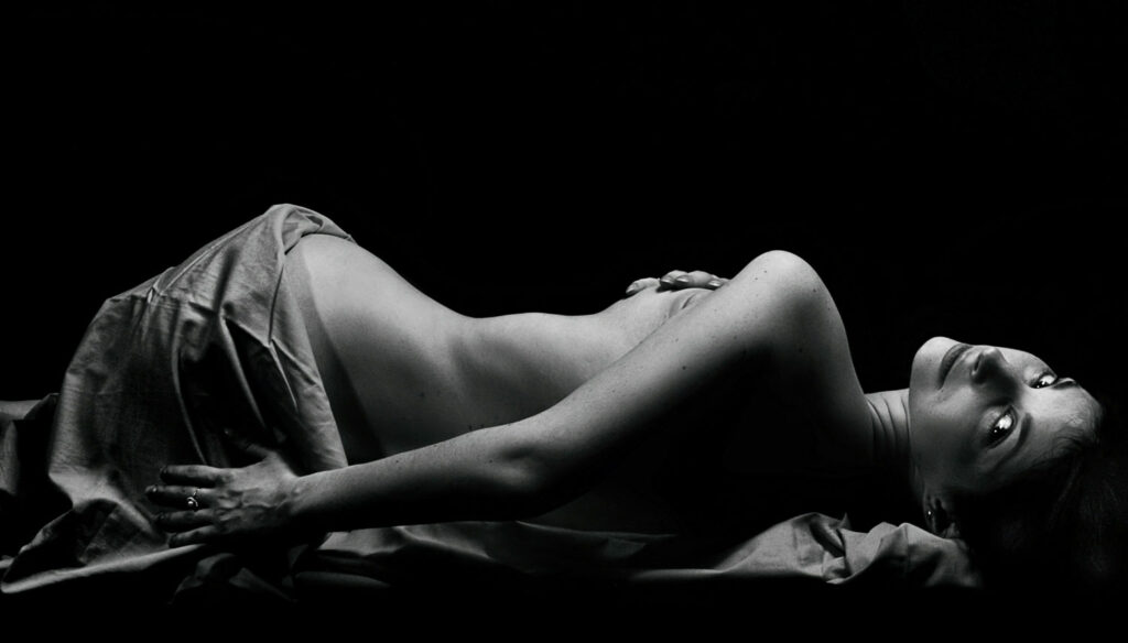 naaktfotografie model met laken