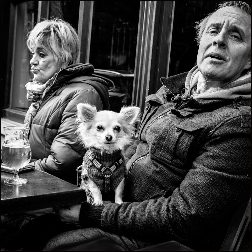 portret van man met hondje straatfotografie