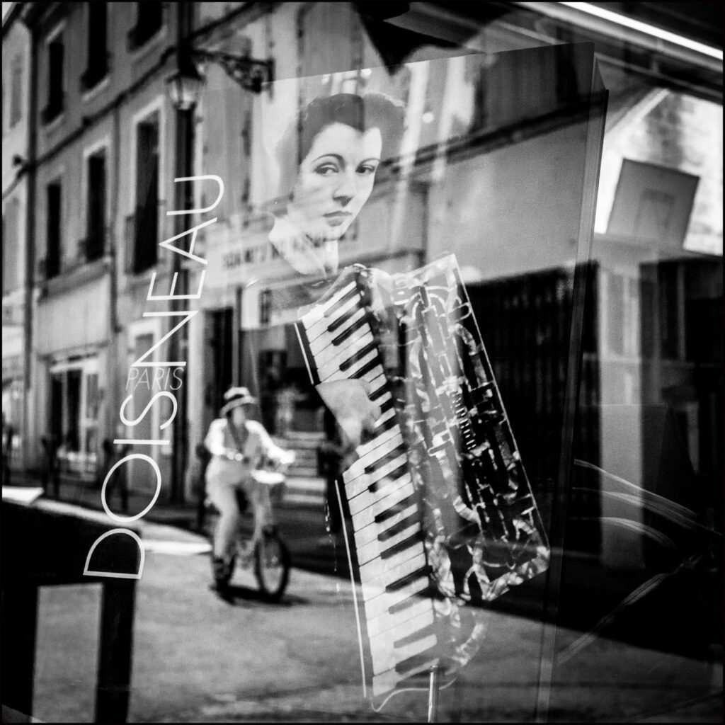 Willem Wernsen reflectie vrouw in etalage op straat
