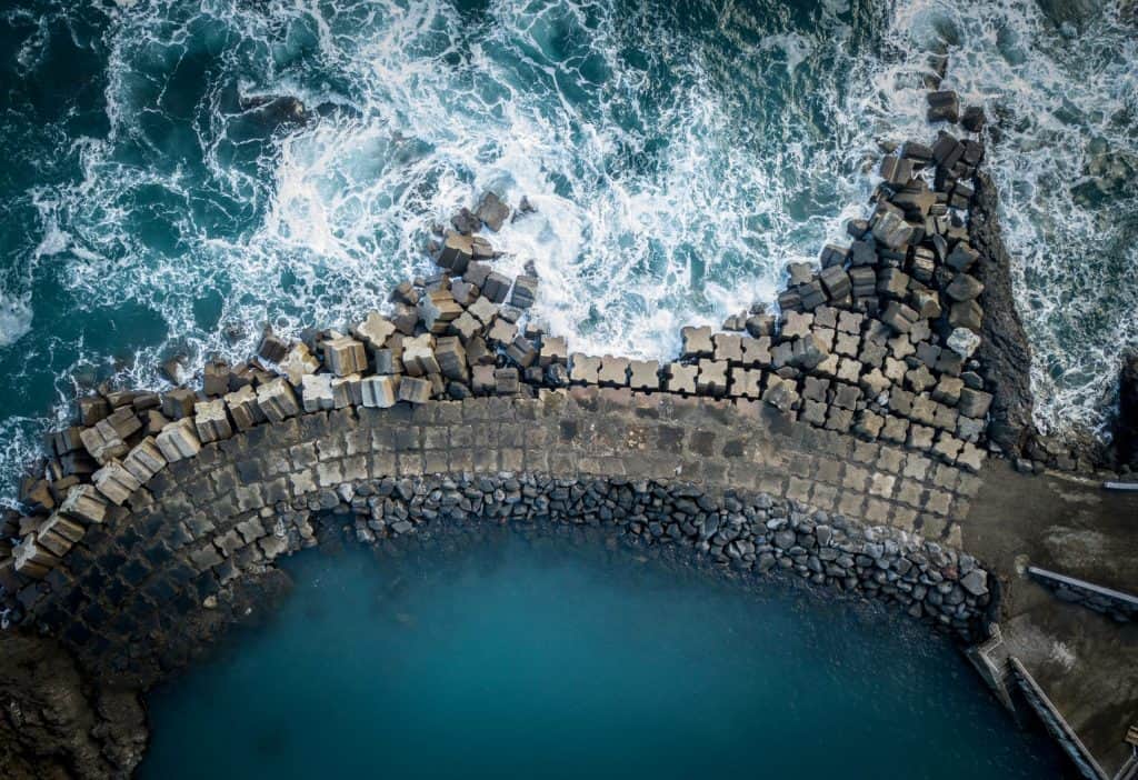 Golven en dijk gemaakt met drone