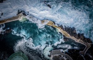 Golven rotsen gemaakt met drone