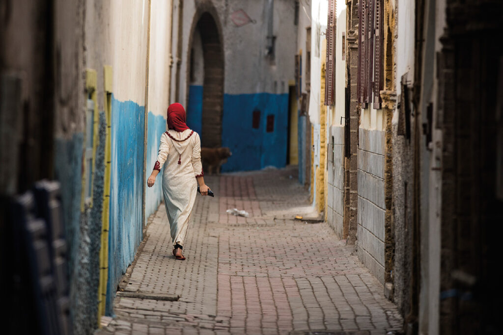 straatfoto van een dame met rode hoofddoek