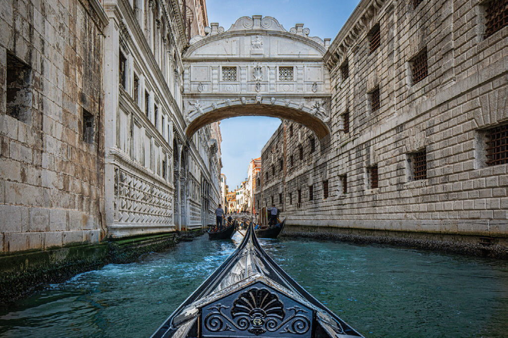Sfeerbeeld van een kanaal in venetië als voorbeeld van reisfotografie
