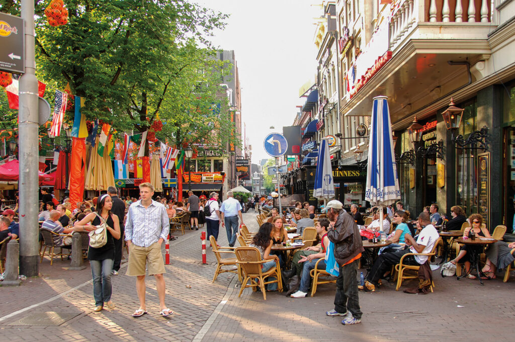 druk plein vol toeristen als voorbeeld van de drukte bij reisfotografie