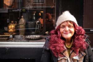 portretfotografie op straat dame met rood haar