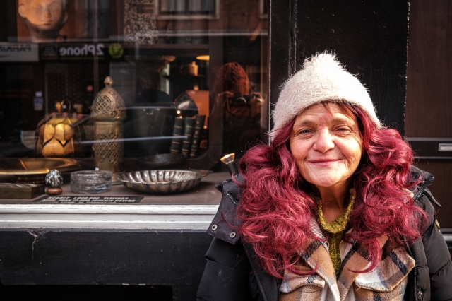 portretfotografie op straat dame met rood haar