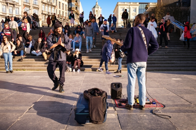 portretfotografie op straat groep dansende mensen