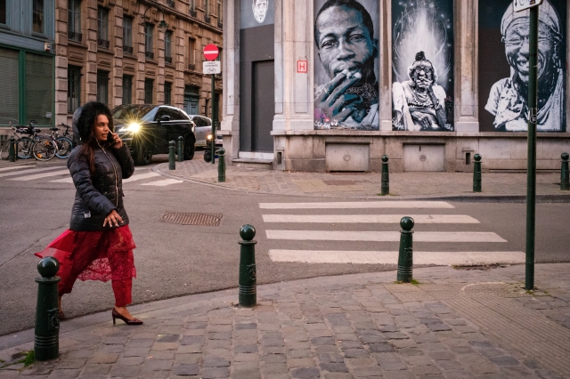 portretfotografie op straat dame wandelt in beeld