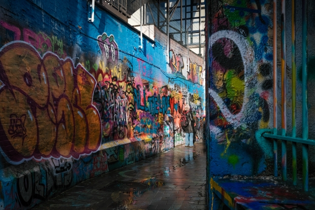 lege straat met graffiti