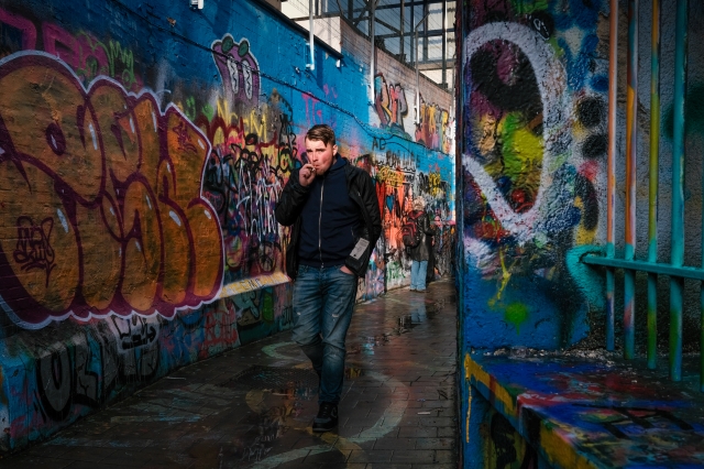 portretfotografie op straat toevallige voorbijganger graffiti