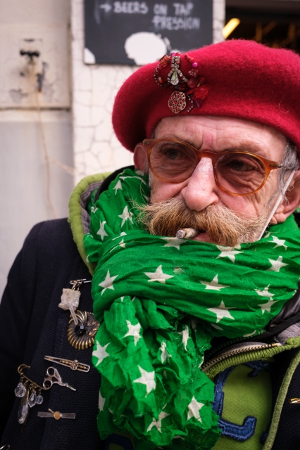 portretfotografie op straat man met sigaret