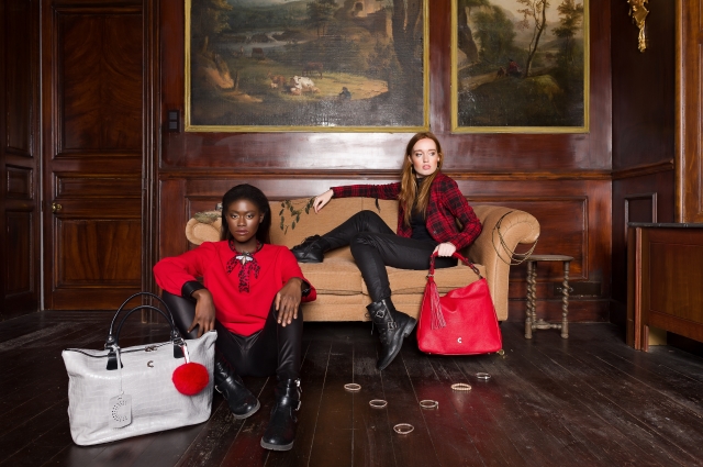high fashion foto van twee modellen op een zetel