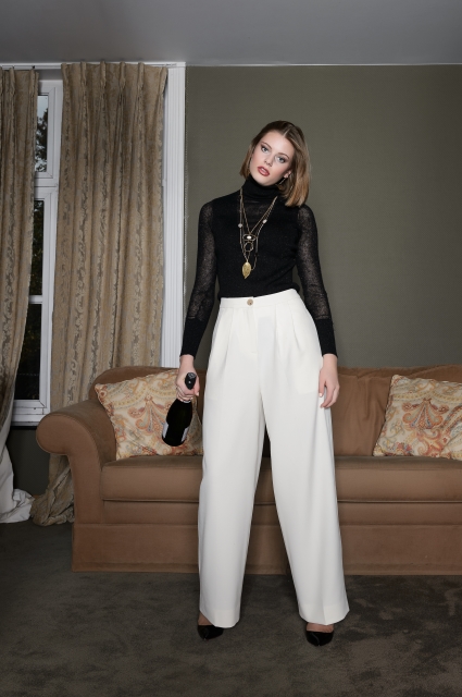 high fashion fotoshoot in woonkamer met model in witte broek
