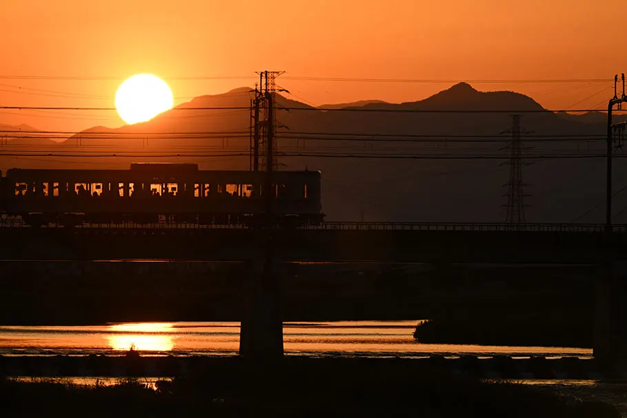 Nikon Z 70-180mm f/2.8 voorbeeldfoto trein met zonsondergang