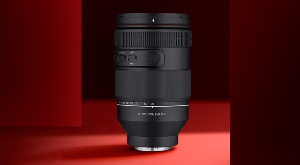 Samyang-AF-35-150mm productbeeld met rode achtergrond