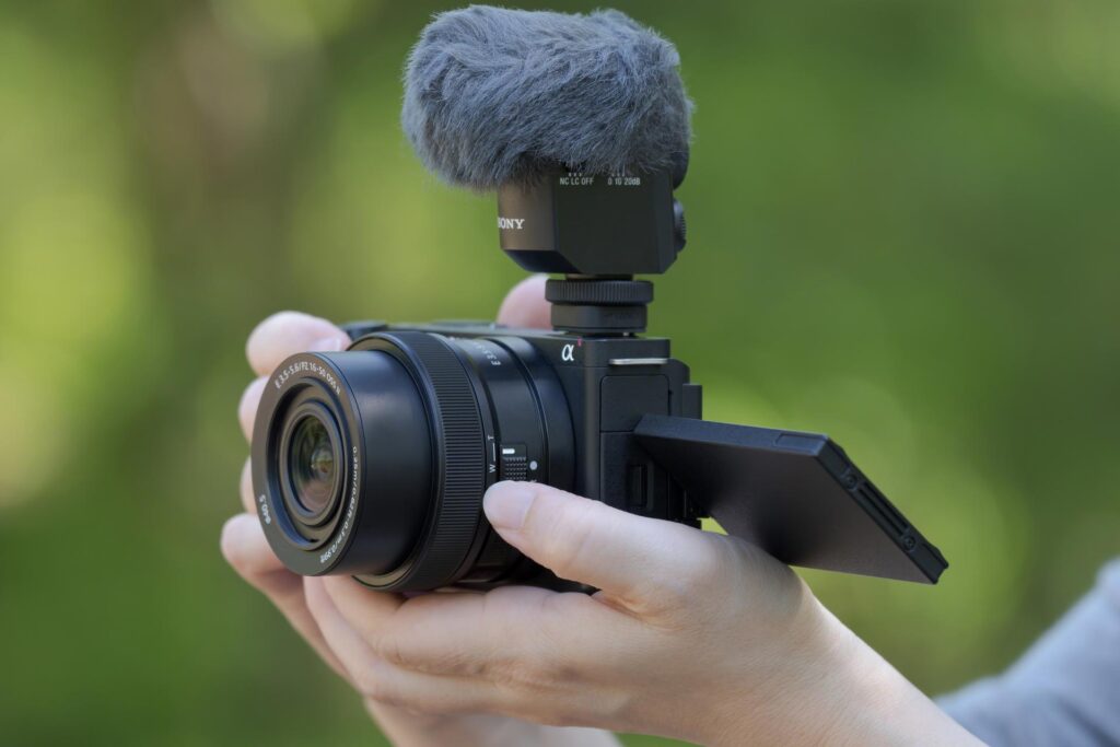 Sony ZV-E10 II met uitgeklapt scherm.