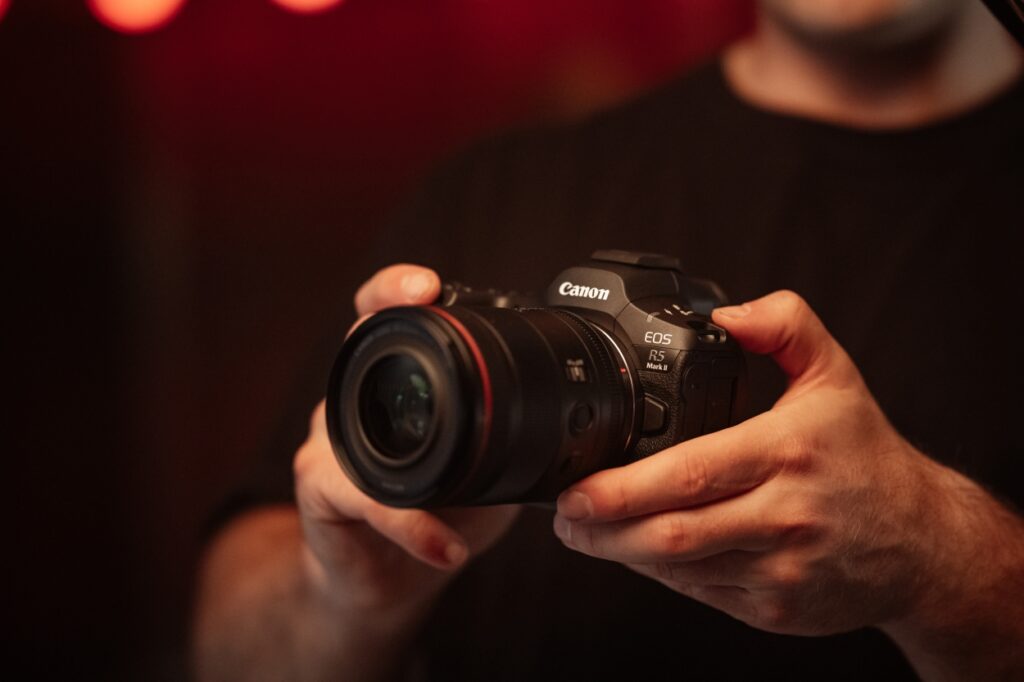 Canon EOS R5 Mark II in handen van fotograaf