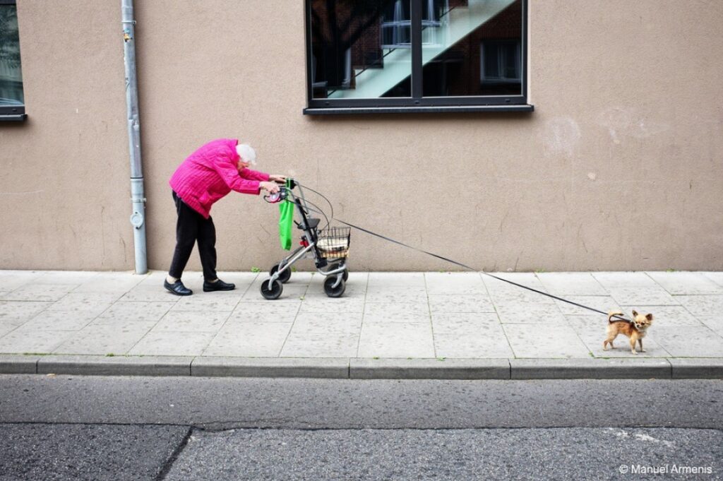 Lens op de Mens themafoto met oude vrouw en hond