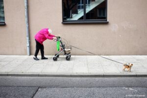 Lens op de Mens themafoto met oude vrouw en hond