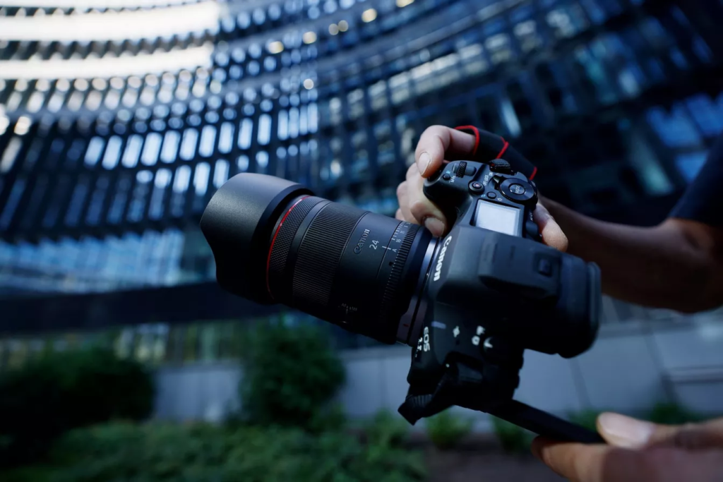 Canon RF 24mm F1.4L VCM op Canon EOS R1