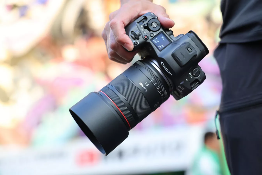 RF 50mm F1.4L VCM lens op camera
