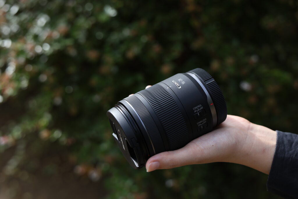 Canon RF 16-28mm F2.8 IS STM in de hand.