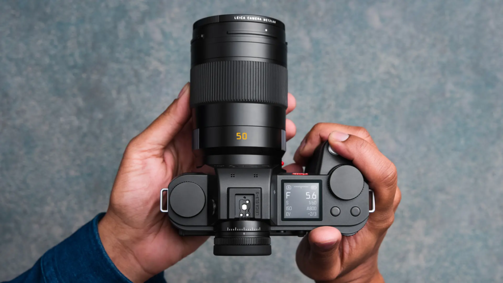 Leica SL3-S bovenaanzicht in handen