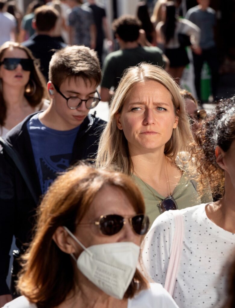 Vrouw in menigte Bas Losekoot