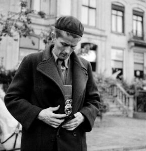 Cas Oorthuys demonstreert, kort na de bevrijding, hoe hij tijdens de bezetting illegaal fotografeerde