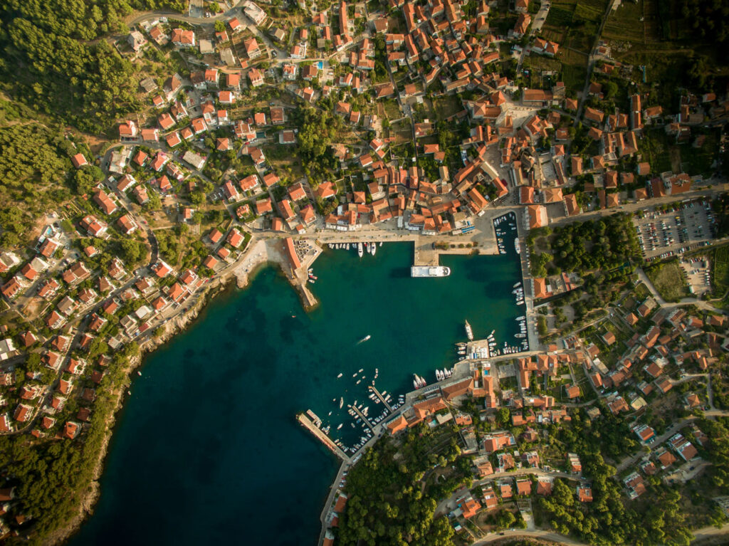 drone video baai en stad