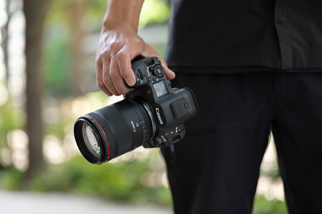 Canon RF 85mm f/1.4L VCM in handen van fotograaf