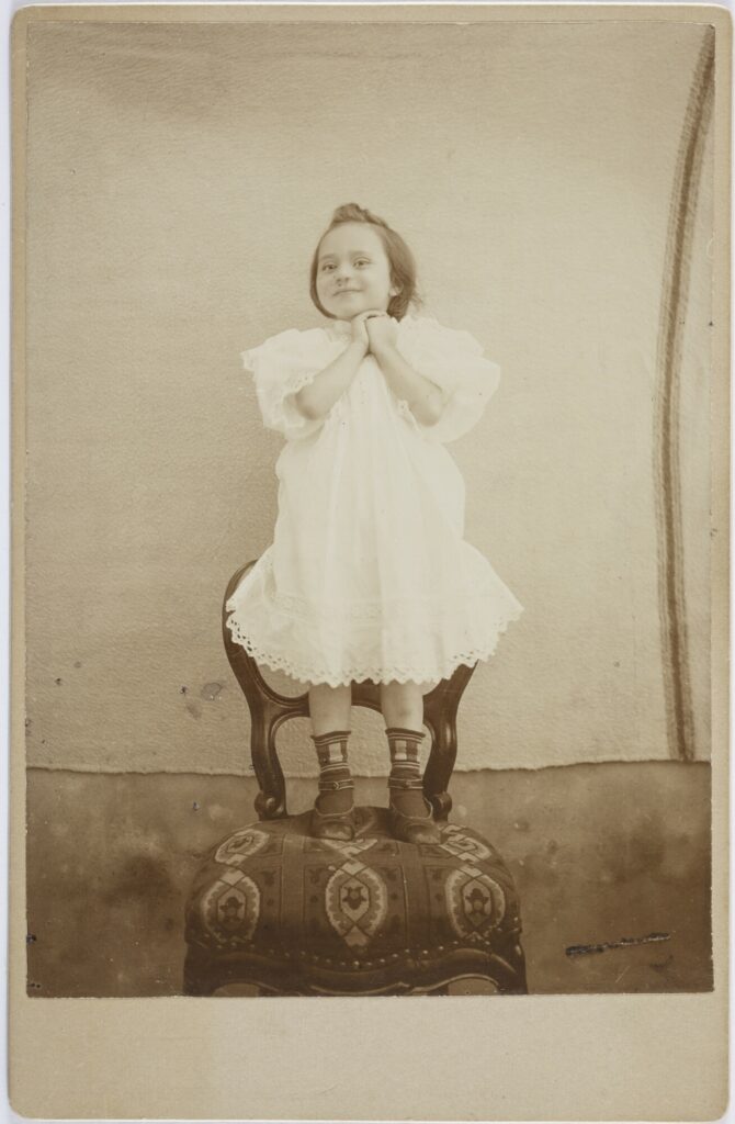Portret van Madeleine Bovier als kleuter uit Early Gaze tentoonstelling