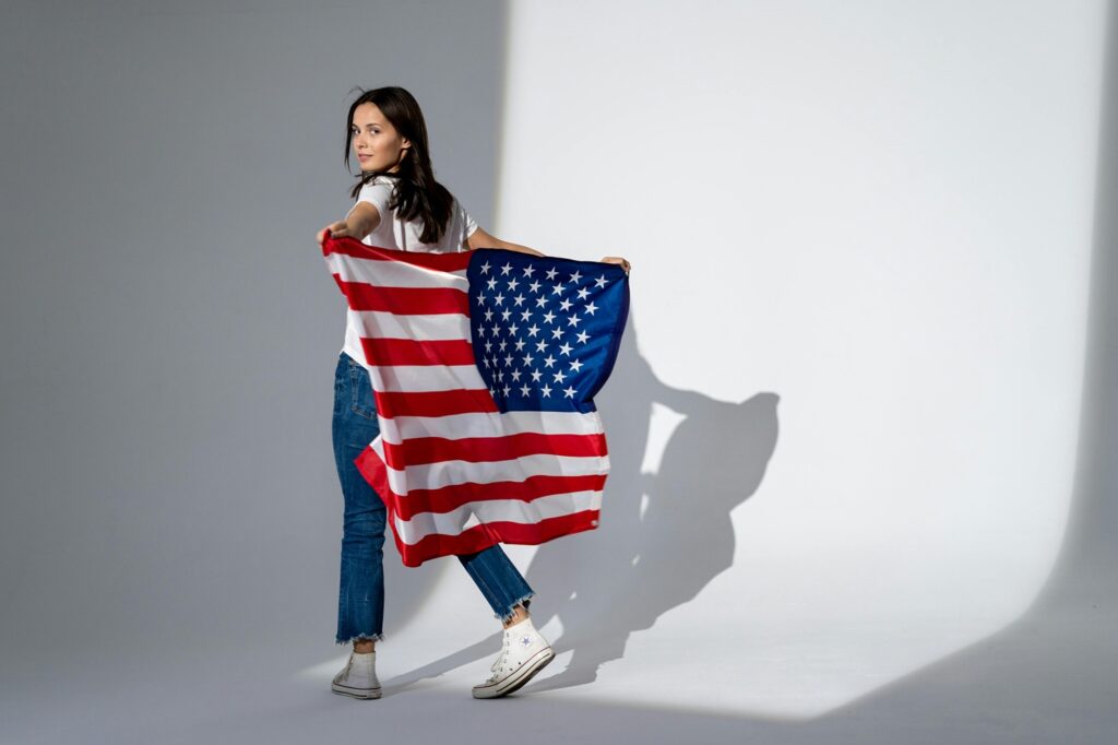 Fotoachtergrond met model en amerikaanse vlag