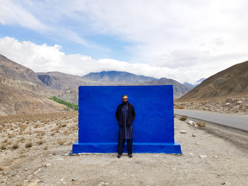 Danial Shah in een berglandschap voor een blauwe fotostudio