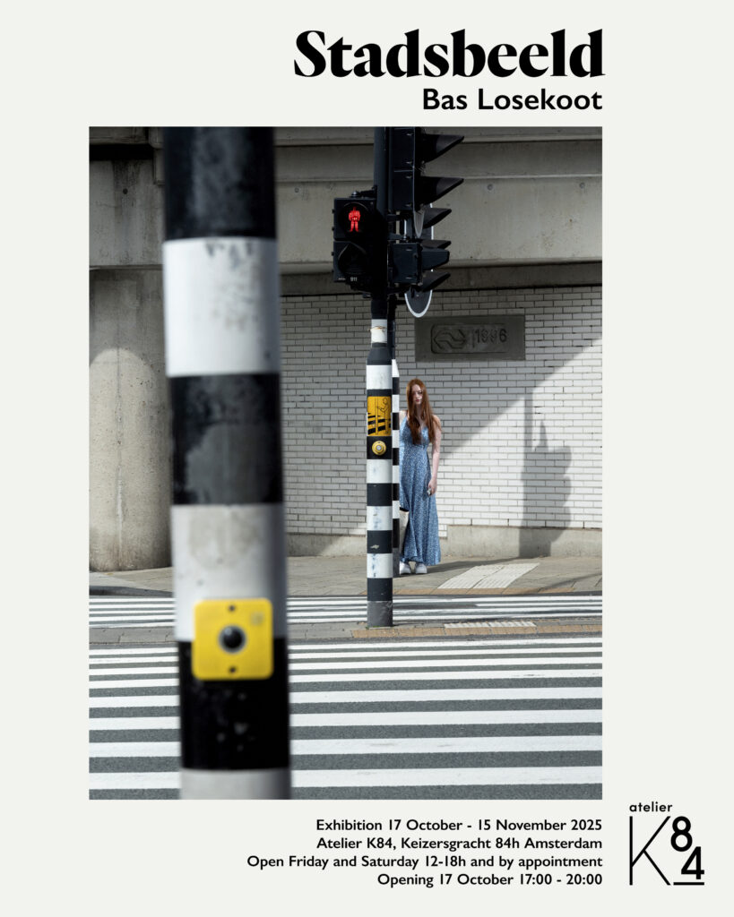 affiche expo stadsbeeld met foto van model naast stoplicht en zebrapad door Bas Losekoot.