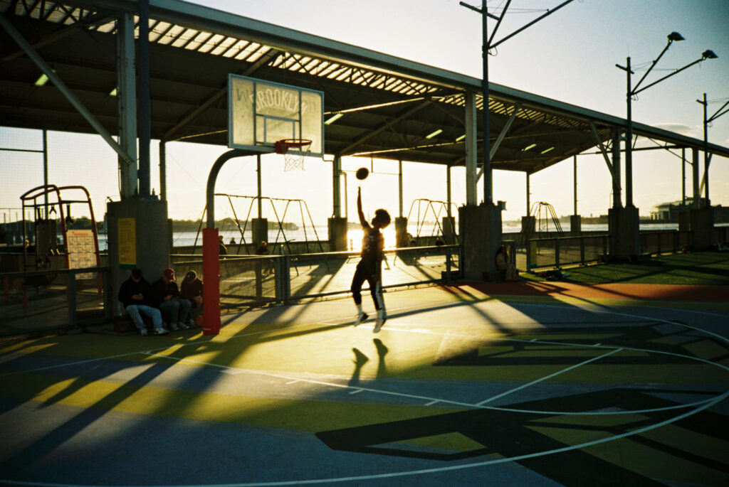 basketbalfoto bij ondergaande zon