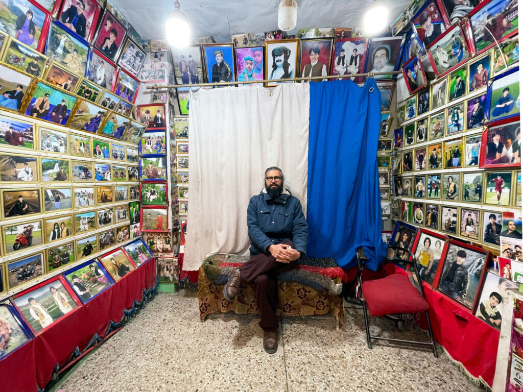 Danial Shah in een fotostudio