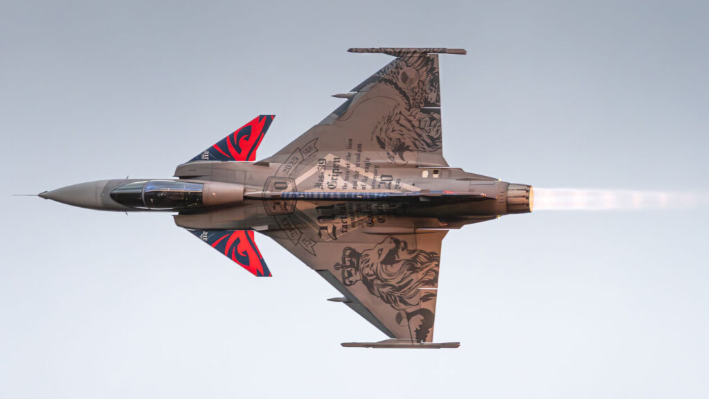 Foto van een gevechtsvliegtuig gemaakt met de Nikon Z 400mm f/2.8 TC VR S