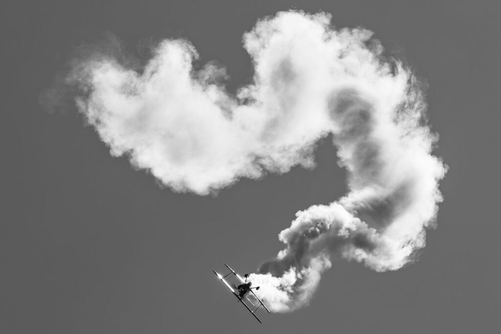 stuntvliegtuig in zwart wit, gemaakt met de Nikon Z 400mm f/2.8 TC VR S