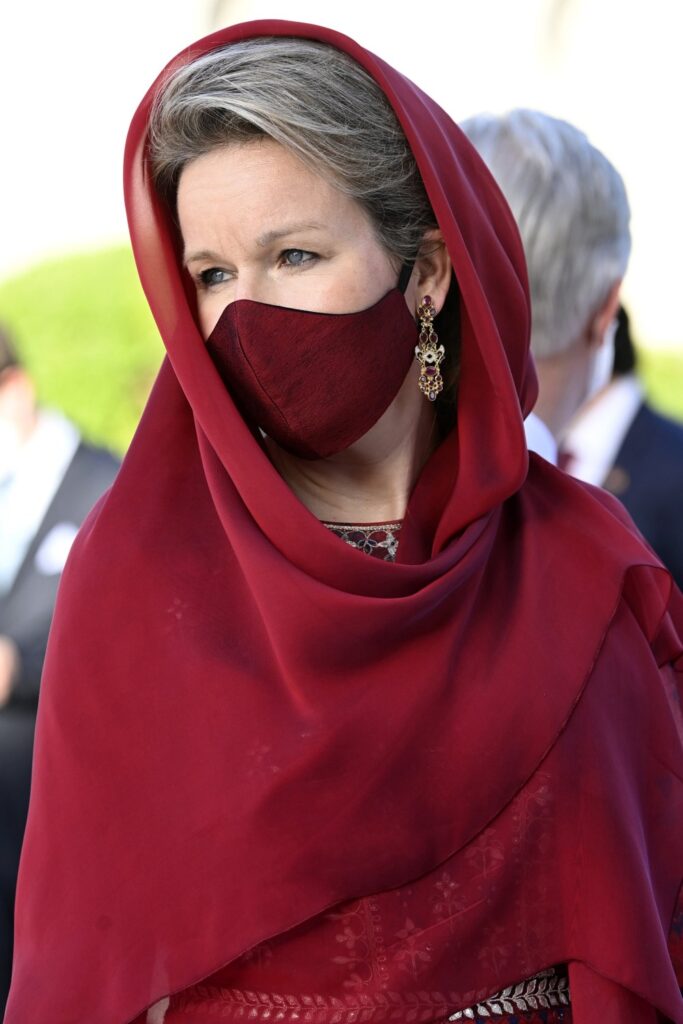 Foto van Koningin Mathilda van België met mondmasker, gemaakt in Oman in 2022 door Didier Lebrun