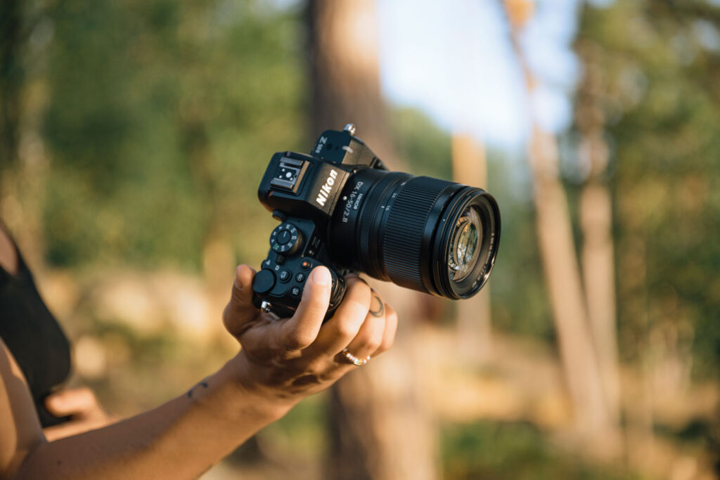 productbeeld nikon camera in hand van fotograaf