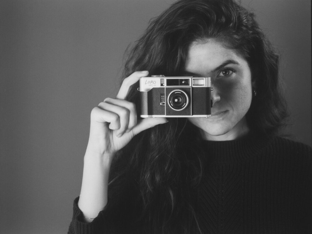 zwart-wit foto van model met Lomo MC-A in hand