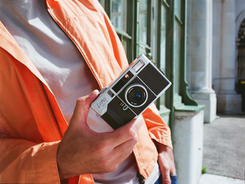 Lomography Lomo MC-A in zilver straatfoto in kleur