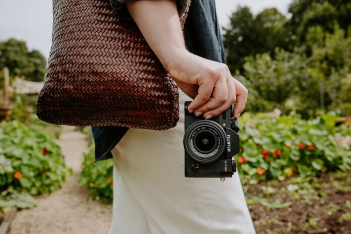 xc13-33mmf35-63_product-overview_2 XC 13-33mm f/3.5-6.3 OIS in handen van fotograaf